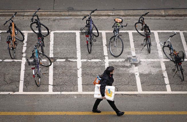 Verbesserungspotenzial: Nicht auf allen Veloparkplätzen der Stadt lassen sich Fahrräder gut anketten. (Bild: Benjamin Manser)