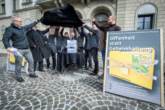 Das Komitee für ein Thurgauer Öffentlichkeitsgesetz mit Initiant Ueli Fisch (ganz links) lüftet vor dem Regierungsgebäude ihre "Blackbox" mit den gesammelten Unterschriften. (Bild: Reto Martin)
