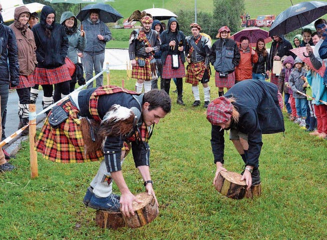Volle Konzentration und eine Menge Spass trotz Regenwetters. An den dritten Highland-Games nahmen acht Clans teil &ndash; ein Team mehr als im Vorjahr. Im Bild die Disziplin «Harassenlauf». (Bild: Christoph Heer)