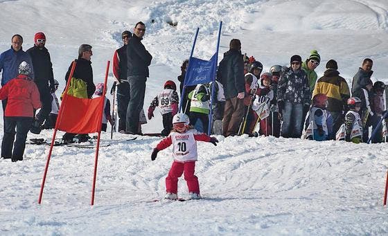Kinderskirennen in Plona: Fast so viele Zuschauer wie am Hundschopf in Wengen. (Bild: pd)