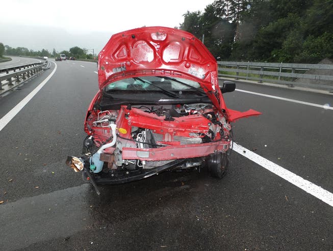 Das demolierte Auto nach dem Unfall auf der A3. (Bild: Kapo SG)