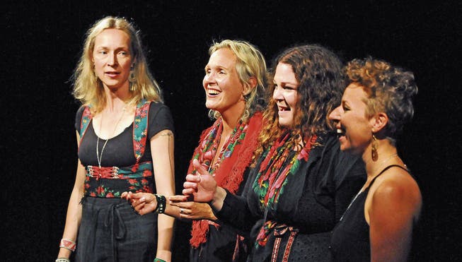 Irmelin singt a cappella und in schwedischer Sprache &ndash; für einmal von Jodel durch Nadja Räss (rechts) begleitet. (Bild: Michael Hug)