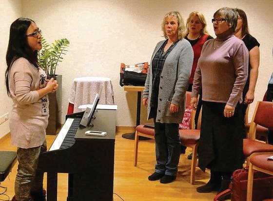 Teresa Kressig weiss die Frauen des Frauenchores Ebnat-Kappel für das gemeinsame Singen zu begeistern. (Bild: Lisa Leisi)