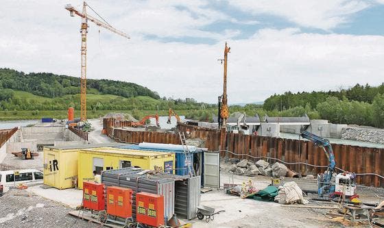 Die Kraftwerksbauer arbeiten mit Hochdruck an der Errichtung des dritten Wehrfelds. Links zu sehen: Die Grundmauern des Krafthauses. (Bild: Gernot Grabher)