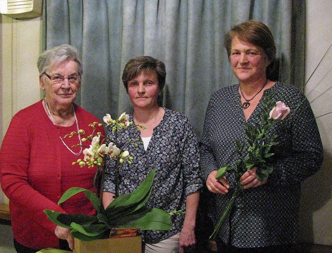 Margrith Messmer (Mitte) überreicht Mathilde Isenring eine Orchidee und Heidi Amrhein eine Rose. (Bild: PD)