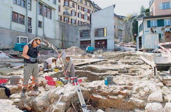 Die Archäologen bei der Arbeit auf dem Pic-o-Pello-Platz. Sie sind auf ein Häuschen aus dem Hochmittelalter gestossen. (Bild: Jonny Schai)