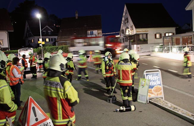 Der Sammelplatz für die Feuerwehrleute lag auf dem Parkplatz des Volg in Oberhelfenschwil. (Bild: Martin Knoepfel)