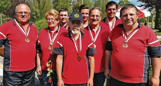 Die Rheinecker Bronze-Mannschaft: (v. l.) Mirko Alibabic, Renate Hohl, Roman Jussel, Ruedi Schlapbach, Patrick Gois, Daniel Graber, Benjamin Schlapbach und René Gois. (Bild: pd)