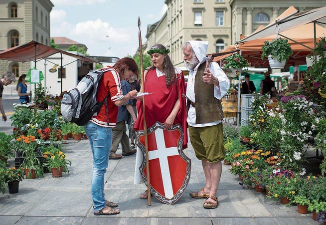 Als Helvetia und Wilhelm Tell verkleidet wurden 2014 in Bern Unterschriften für die Vollgeld-Initiative gesammelt. (Bild: Gian Ehrenzeller/Keystone (3. Juni 2014))