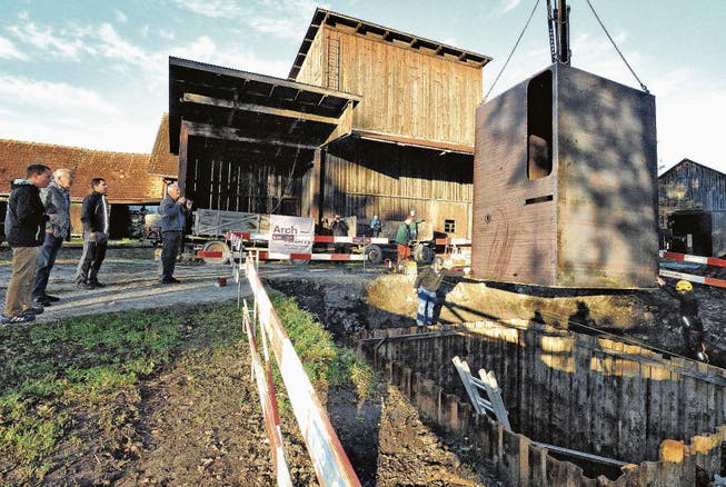 Gestern wurde der Würfel in drei Teilen zur Schollenmühle geliefert und mit einem Kran in die vorbereitete Baugrube gesetzt. (Bild: Max Tinner)