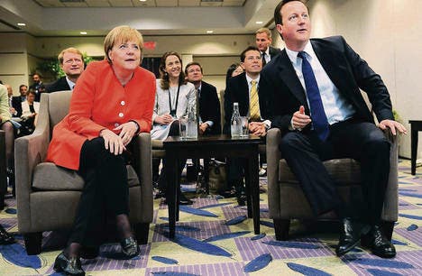 Angela Merkel und David Cameron beim Vergnügen statt bei der Arbeit. Ein Vergnügen war der WM-Match schliesslich nur für die Kanzlerin. (Bild: epa/Stefan Rousseau)