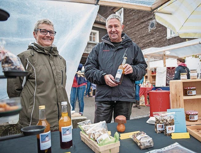 Heidi und Peter Jaggi bieten am Markt Pilzerzeugnisse, Salatsaucen und Kürbissterne an. (Bild: Olivia Hug)
