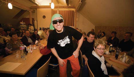 Adrian Fürer von den Schnitzelbängglern «Zwei Räppler» rappt im Restaurant zum alten Pflüegli. (Bilder: Michel Canonica)