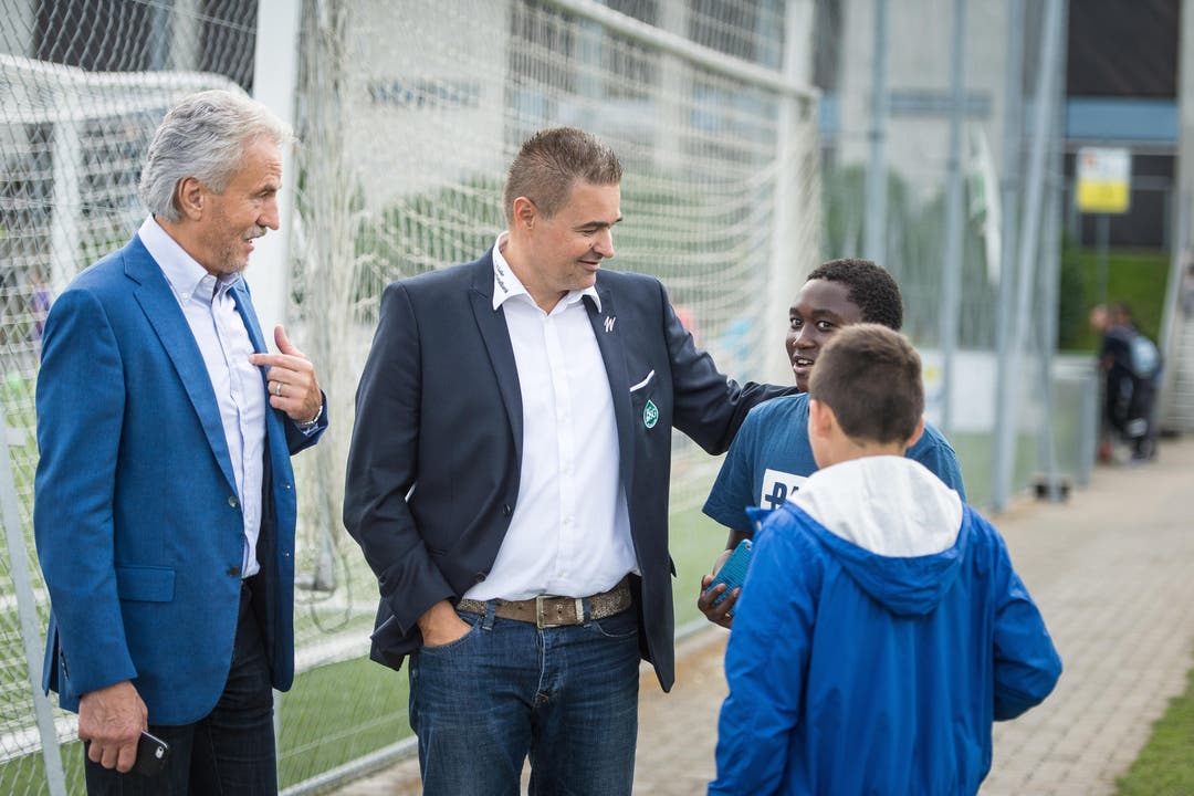 Dölf Früh mit Sportchef Christian Stübi. (Bild: Michel Canonica)
