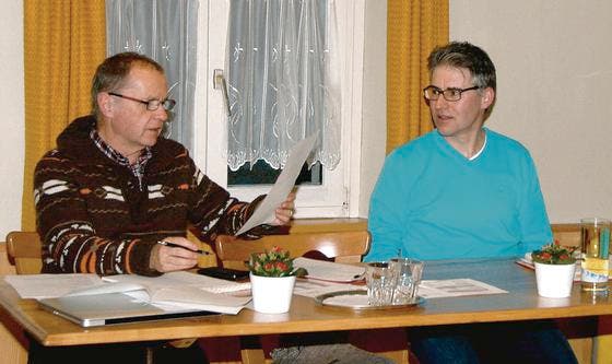 Hansheiri Keller (rechts) ist, wie auch Aktuar Bruno Facci und die übrigen Vorstandsmitglieder, im Amt bestätigt worden. (Bild: Sabine Schmid)