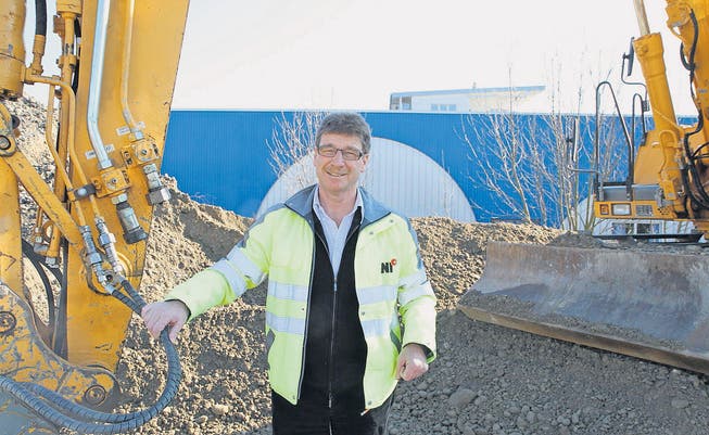 Rolf Reifler, Geschäftsführer der Zani Strassenbau AG, auf dem Umschlag- und Lagerplatz in Niederuzwil: «Strassenbaubetriebe benötigen Platz, damit der Betrieb reibungslos funktioniert.» (Bilder: Philipp Stutz)