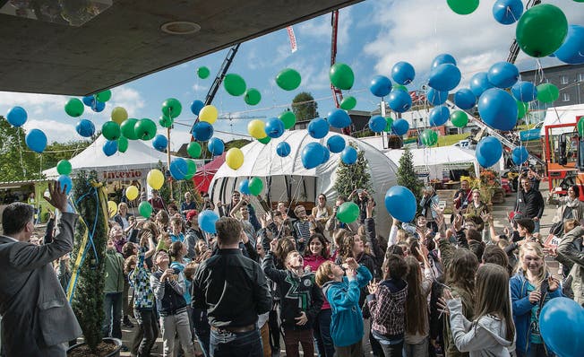 Farbenfroher Auftakt einer vielfältigen Veranstaltung: Zur Eröffnung der Gaiserwalder Gewerbeausstellung liessen Schulkinder gestern morgen Ballons steigen. (Bild: Ralph Ribi)