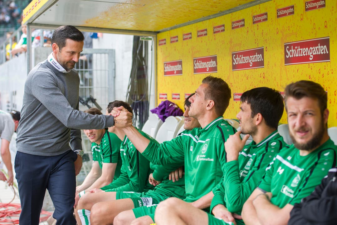 St.Gallens Trainer Joe Zinnbauer begrüsst seine Spieler. (Bild: Urs Bucher)