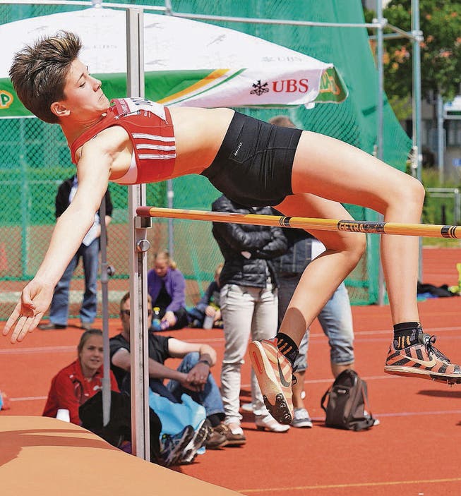 Eva Ulmann siegte im Hochsprung bei der U14 mit 1,52 m überlegen und holte auch Gold im Kugelstossen und Silber im Weitsprung. (Bild: Martin Steger)