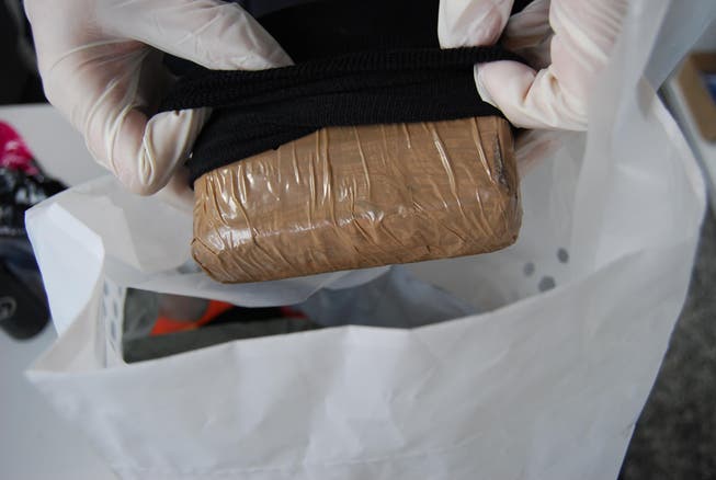 Das Paket mit 370 Gramm Heroin versteckte der Drogenschmuggler unter dem Sitz eines Reisebusses. (Bild: pd)