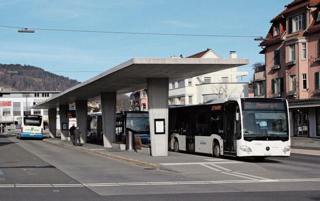 Der Bus, der zwischen den Bahnhöfen Wattwil und Rapperswil verkehrt, legt auf seinem Weg 35 Haltestellen zurück. (Bild: Martin Knoepfel)