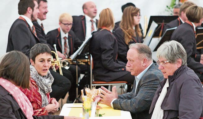 Nationalrätin Barbara Gysi unterhält sich mit Christian Spoerlé, dem Gemeindepräsidenten von Ebnat-Kappel (Mitte). (Bilder: Sascha Erni)