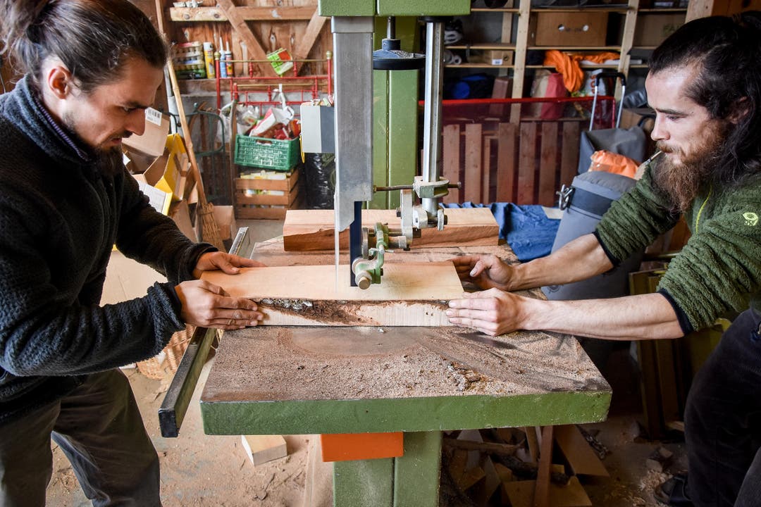 Joel (links) und Sebastian Meyer von der Meyerrecorders GmbH sägen in ihrer Werkstatt in Hemberg Bächli ein Stück Holz zu. Auch wenn es noch nicht erkennbar ist: Daraus stellen sie eine Blockflöte her. (Bild: Anina Rütsche)