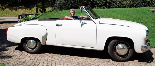 Zimmermann Josef Kleger in seinem Wartburg-Cabriolett: «Ich kann mir kein schöneres Auto für gemütliche Ausfahrten vorstellen.» (Bild: Serge Hediger)