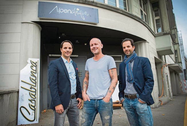 Vom «Elephant» ins «Alpenchique»: Andy Messmer (Mitte) ist Geschäftsführer des neuen Lokals, das Reto und Rony Allenspach (von links) gehört. (Bild: Urs Bucher)