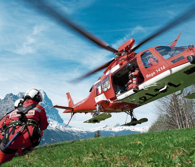 Luftrettung in der Schweiz &ndash; ein Helikopter der Rega in Aktion. (Bild: PD)