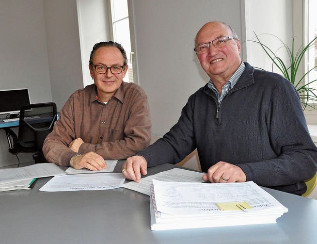 Hannes Friedli und Hansjörg Ritter mit den bereits gesammelten Unterschriftenbogen. (Bild: EG)