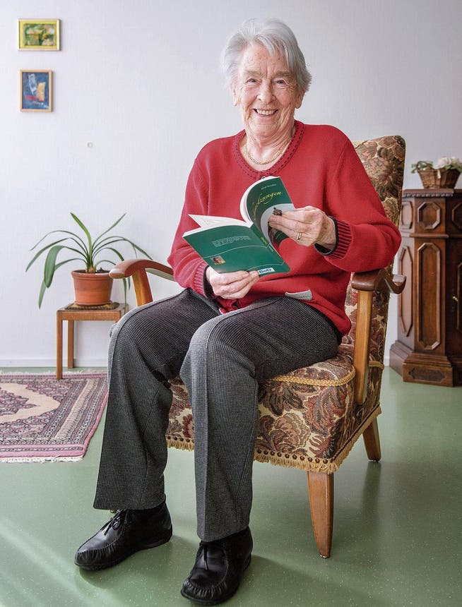 Mit 87 Jahren hält Rösli Krucker ihr Lebenswerk in Händen. (Bild: Urs Bucher)