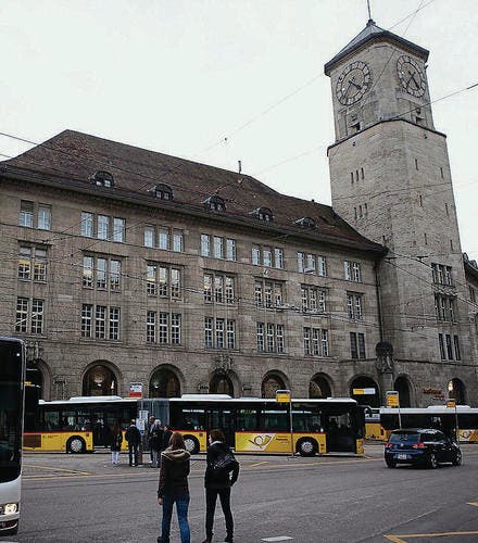 Verzicht- und unverzichtbar: Die geplante Grossbibliothek in der Hauptpost wird ad acta gelegt, ganz im Gegensatz zu den Ausbauvorhaben fürs Kantonsspital St. Gallen.