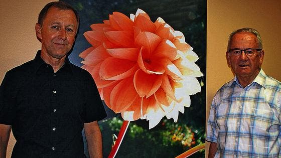 «Sonnengarten»-Leiter Heinz Gebert (links) und Fotograf Lothar Rützler vor einer farbenprächtigen Dahlie. (Bild: Rösli Zeller)