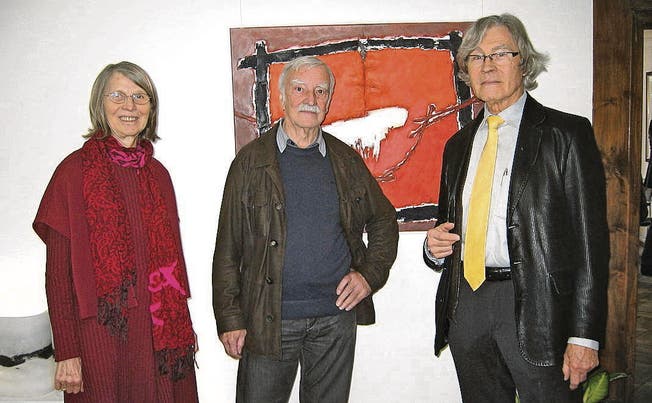 Helga und Aloys Wilmsen sind stolz auf die erste Ausstellung mit den Werken von Josef Ebnöther (Mitte). (Bild: Andrea Eugster-Benz)