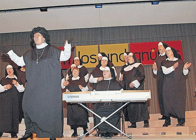 Sister Act in Eschlikon. Der Männerchor Eschlikon und der Frauenchor Eschlikon-Münchwilen sorgten für viele Lacher. (Bild: Christoph Heer)
