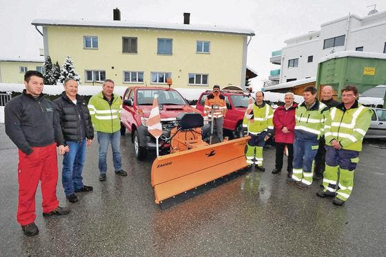 Modern ausgerüstet: Lieferanten, Werkhofmitarbeiter und Gemeindepräsidenten bei der Fahrzeuglieferung am Dienstagmittag. (Bild: Max Tinner)