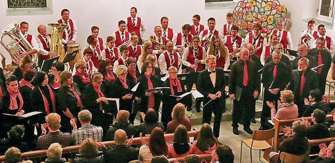 Mit ihrer Musik begeisterten der Gemischte Chor und der Musikverein Eichberg am sonntäglichen Adventskonzert. (Bild: Max Pflüger)