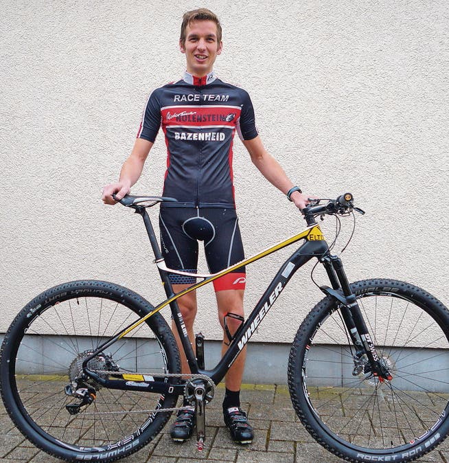 Daniel Widmer mit seinem 6000fränkigen Bike der Marke Wheeler von Motorama Holenstein in Bazenheid. (Bild: pd)