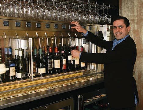 Selbstbedienung am «Weinautomaten»: Rosenval De Santos macht's vor. (Bild: Isabelle Rüedi)