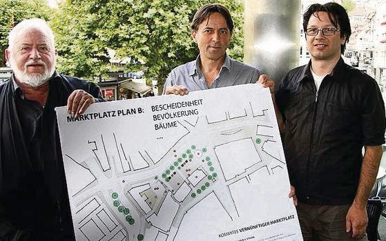 Das Komitee «vernünftiger Marktplatz» legt nach: Alfons Weisser und Hansueli Stettler mit «Hausgrafiker» Markus Tofalo (von links). (Bild: Ralf Streule)