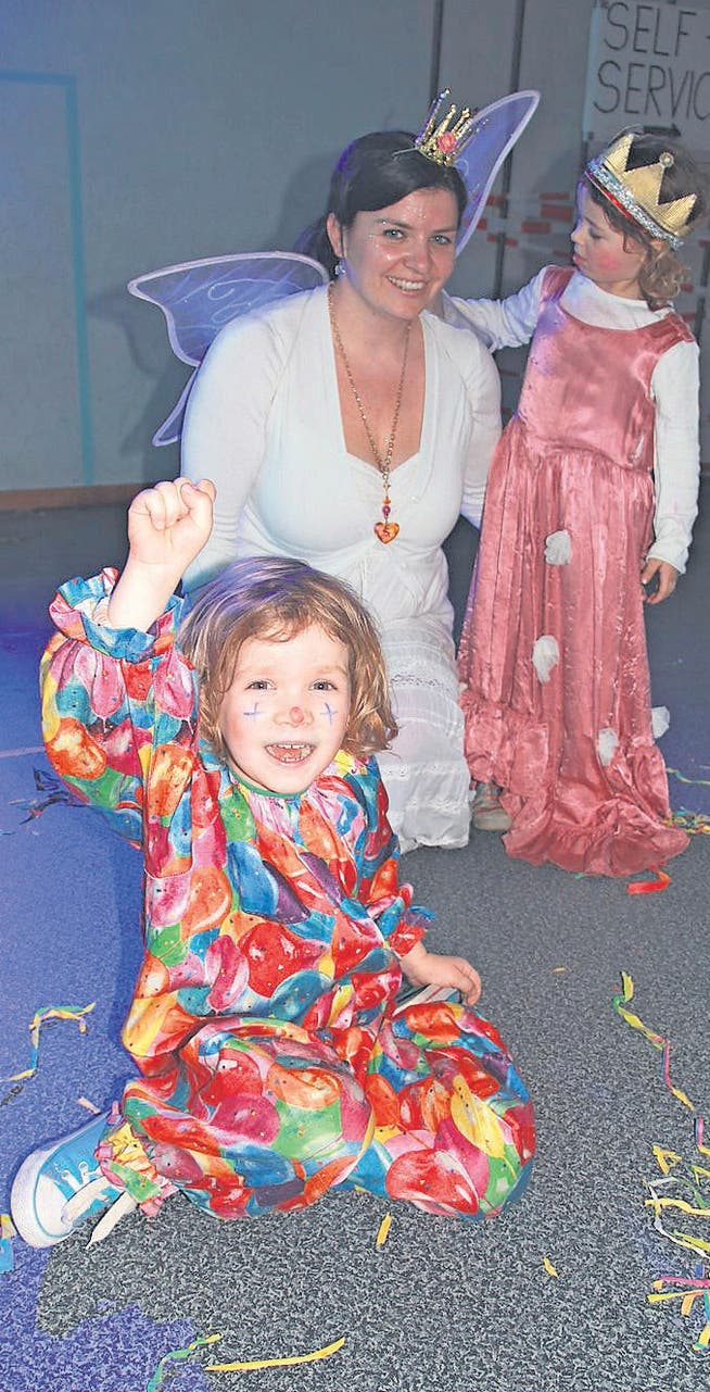 Ohne Kindermaskenball geht nichts mehr: Nathalie Egger mit Tochter Malin (Clown) und deren Gspänli Anina Müller (Prinzessin). (Bilder: Seraina Hess)