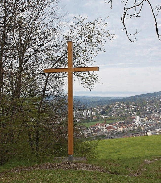 Das neue Kreuz beim Aussichtspunkt auf der Solitüde. (Bild: Fernando Trabadelo)