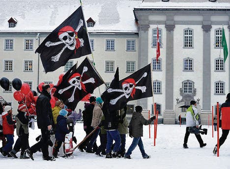 Auf in den Kampf: Zahlreiche Schüler, Eltern und Lehrer aus Häggenschwil machten sich gestern auf den Weg zum Regierungsgebäude. (Bilder: Hanspeter Schiess)