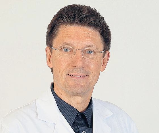 Prof. Dr. med. Gabriel Schär gehört zur Top 30 der Ärzte in der Schweiz. Der Spitzenmediziner ist der Sohn der ehemaligen «Tagblatt»-Redaktorin Liliane Schär und des ehemaligen KPK-Direktors Walter Schär. (Bild: zVg.)