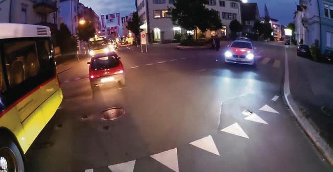 Ein Ausschnitt aus dem YouTube-Video: Ein Motorradfahrer rast durch die Ostschweiz und hält die Fahrt mit seiner Helmkamera fest. (Bild: Screenshot YouTube)