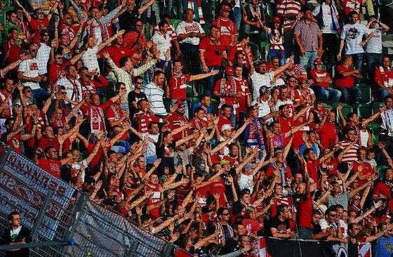 Gebärdeten sich teils rassistisch: Fans von Spartak Moskau im Gästesektor der AFG Arena. (Bild: Urs Bucher)