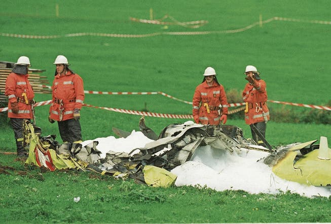 Feuerwehrleute bei der Absturzstelle des Trainingsflugzeuges. Der Unfall ereignete sich am Morgen des 14. Oktober 1998. (Archivbild: Rainer Bolliger)