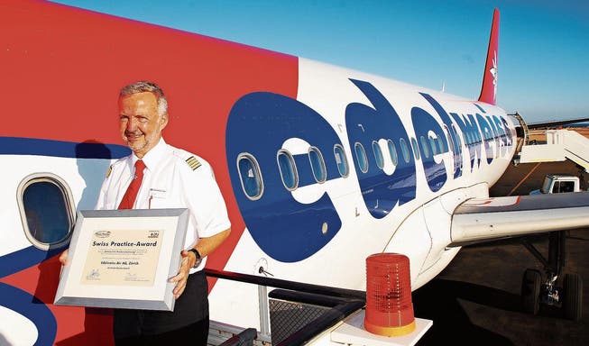 Karl «Charly» Kistler durfte als Captain und CEO der Edelweiss Air zahlreiche Auszeichnungen entgegennehmen. Hier zeigt der Pilot eine Urkunde für gutes Marketing. (Bilder: Roland Poschung)