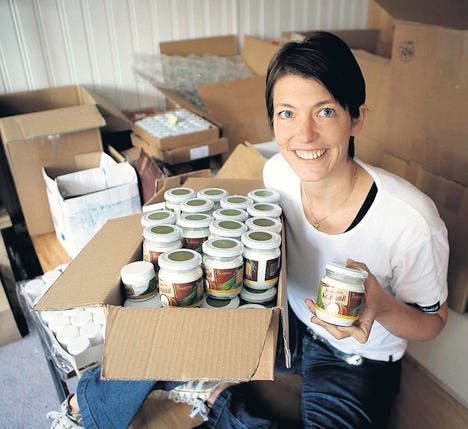 Nadja Horlacher in ihrem Haus in Appenzell. Dort wird das philippinische Kokosnussöl verpackt. (Bild: Michel Canonica)